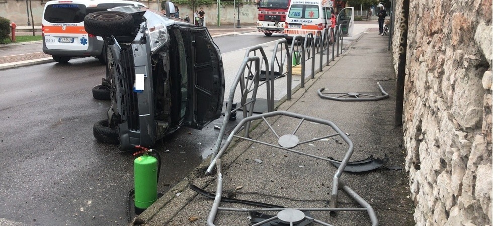 Paura a Trento, sbanda e si cappotta in centro storico